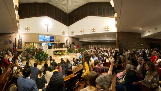La parroquia de Santo Domingo, abarrotada durante una Oración de Misericordia