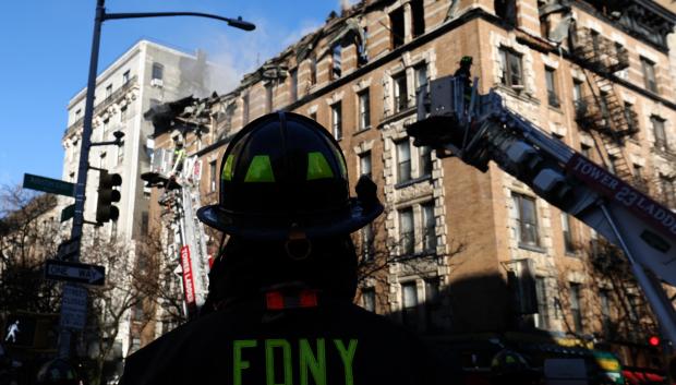 Un bombero observa el edificio