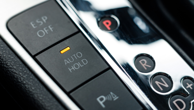 Botón Hold o auto Hold, muy habitual en los coches hoy