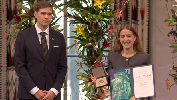 La hija de María Corina Machado recogiendo en Oslo el premio Nobel de la paz concedido a su madre