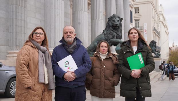 Portavoces antes de entregar el documento en el Congreso