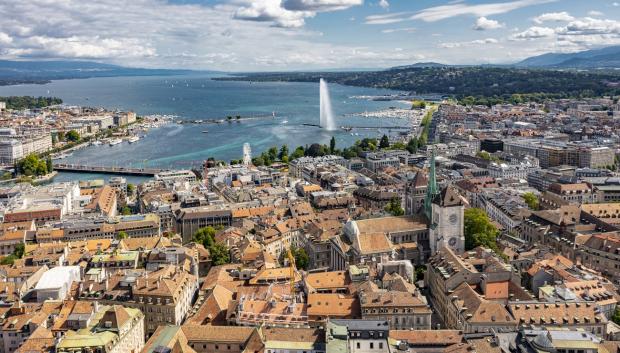 Vista de Ginebra con el Jet d’Eau al fondo.
