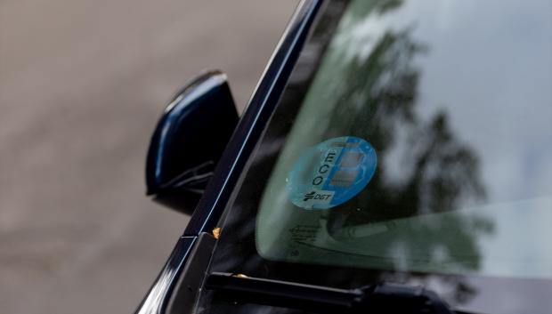 Coche con etiqueta tipo ECO