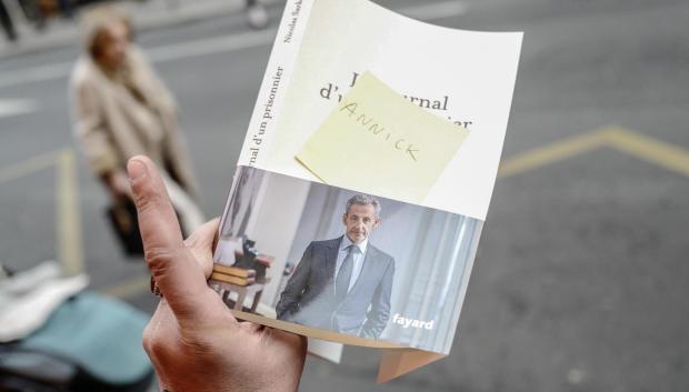 Un ejemplar del libro de Sarkozy