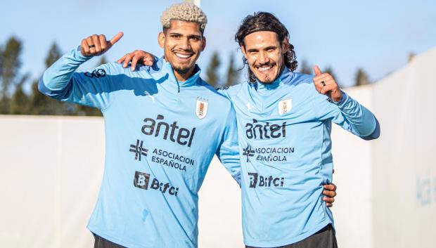 Ronald Araújo y Edinson Cavani, durante una concentración con la selección uruguaya