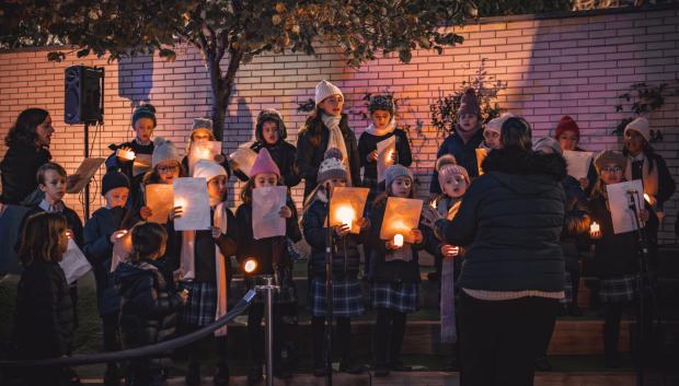 El coro que acompaña al pesebre viviente del colegio Real Monasterio Santa Isabel