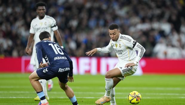 (Foto de ARCHIVO)
Kylian Mbappe of Real Madrid CF and Miguel Roman of RC Celta de Vigo in action during the Spanish League, LaLiga EA Sports, football match played between Real Madrid and RC Celta de Vigo at Bernabeu stadium on December 07, 2025, in Madrid, Spain.

Oscar J. Barroso / AFP7 / Europa Press
07/12/2025 ONLY FOR USE IN SPAIN