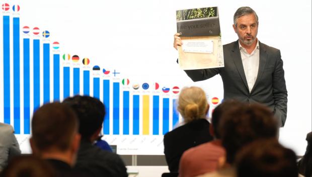 Juan Bravo muetsra el proyecto de selfies pagado con fondos europeos.