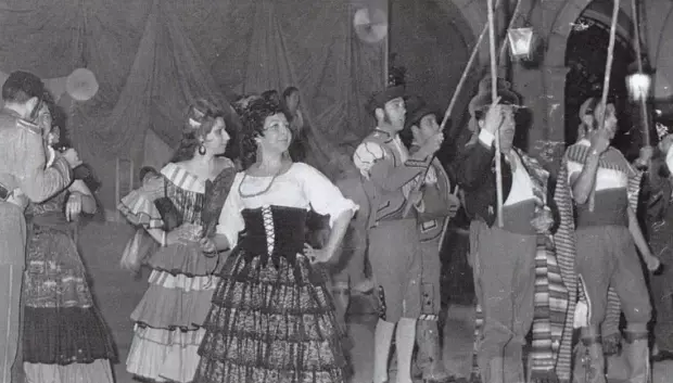 Rivadeneira, interpretando «Carmen» en la plaza Mayor de Madrid