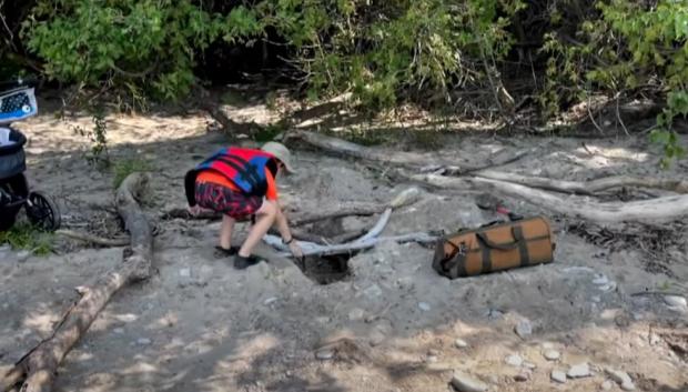 Lucas Atchison, de tan solo ocho años, con su descubrimiento