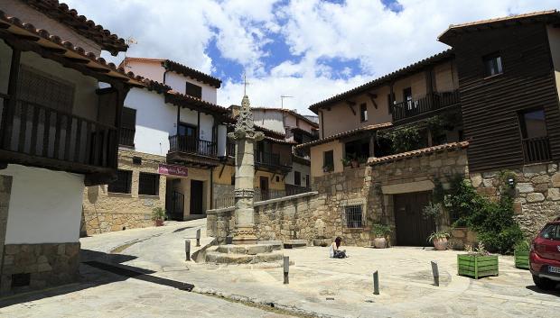 Plaza del Rollo con la Picota de Valverde de la Vera