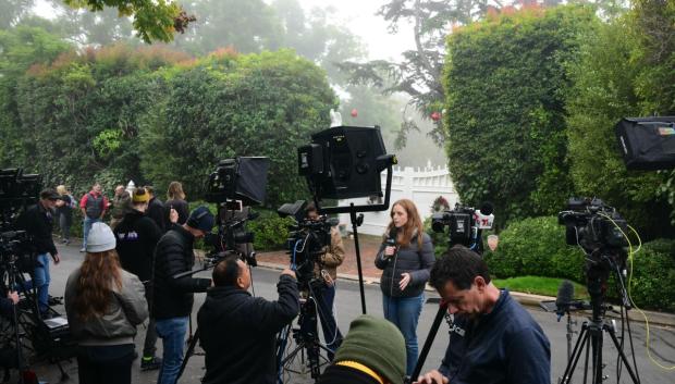 Los medios de comunicación, frente a la entrada de la residencia del actor y director estadounidense Rob Reiner