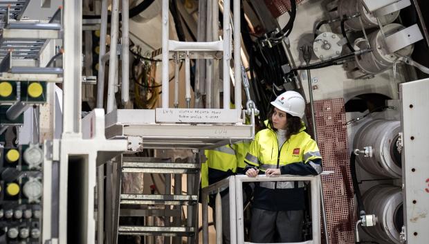 Ayuso en el interior de la tuneladora de la Línea 11 de Metro