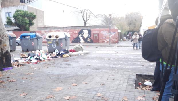 Desalojo en marcha en el antiguo Instituto B9 de Badalona