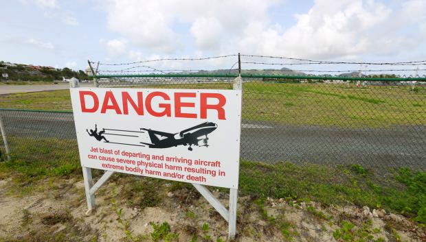 Señal que advierte del peligro que puede generar el fuerte chorro de aire que generan los reactores al pasar tan cerca.
