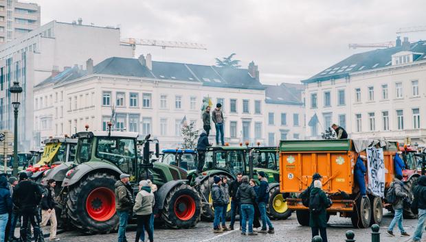 Agricultores toman la plaza de Luxemburgo, frente al Parlamento Europeo, en las protestas del 18 de diciembre en Bruselas