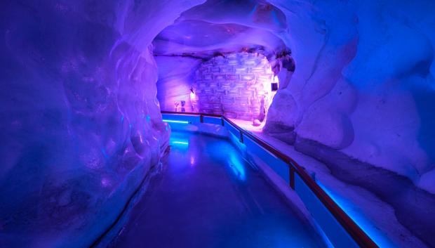 Cueva del glaciar en el monte Titlis.