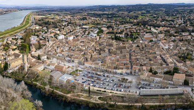 Vista aérea de la ciudad de Roquemaure en Francia