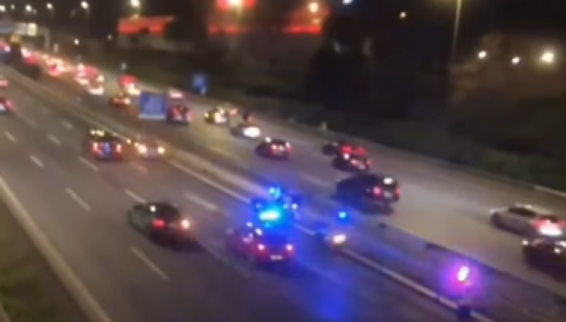 Los agentes levantan sus bastones luminosos