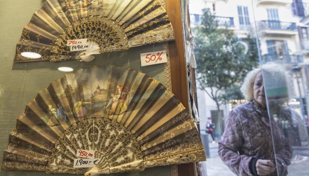 Los abanicos, el artículo más valioso de la mercería Ángela