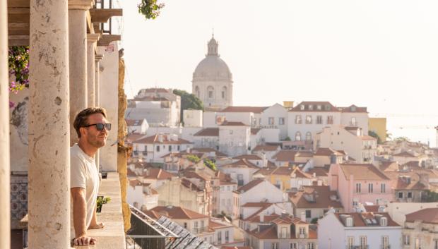 Viajero en Alfama (Lisboa)