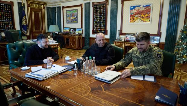 El presidente ucraniano, Volodímir Zelenski, se reúne este martes en Kiev con el secretario del Consejo de Seguridad Nacional y de Defensa de Ucrania, Rustem Umérov (c), y con el jefe del Estado Mayor ucraniano, Andrí Gnátov,