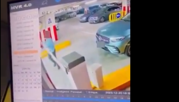 Imagen de la señora empujando la barrera junto al Mercedes
