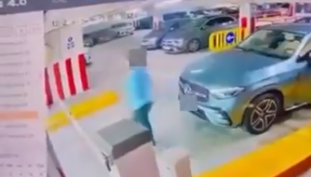 La protagonista se aproxima a la barrera
