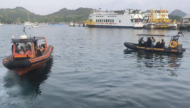 Lanchas de los equipos de búsqueda para buscar a los turistas españoles desaparecidos en Indonesia