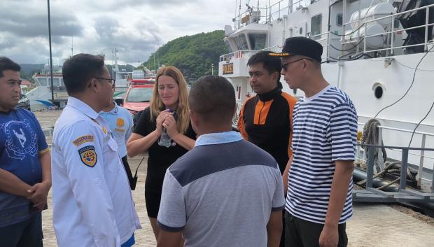 Imagen de Andrea Ortuño con los responsables del dispositivo de búsqueda de su marido y tres de sus hijos desaparecidos en Indonesia.