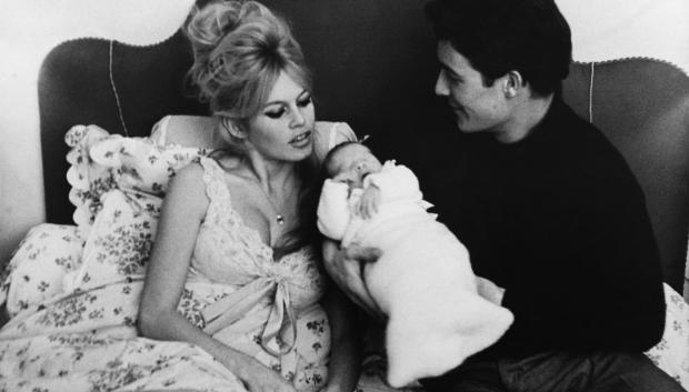 Brigitte Bardot, con su marido Jacques Charrier y el hijo de ambos