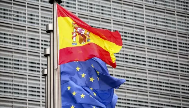 El izado de bandera de España en la sede de la Comisión Europea en Bruselas simbolizó la adhesión efectiva