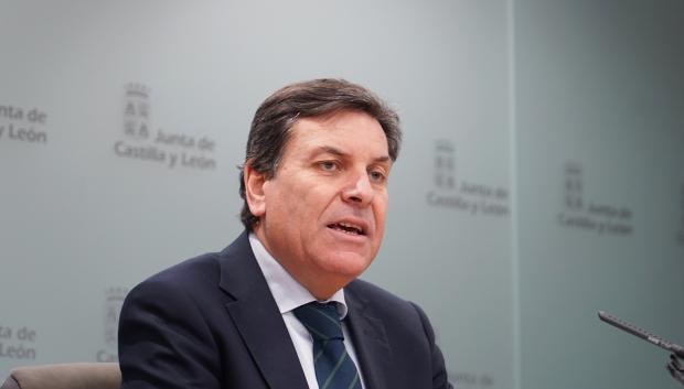 El consejero de Economía y Hacienda y portavoz, Carlos Fernández Carriedo, comparece en rueda de prensa posterior al Consejo de Gobierno.