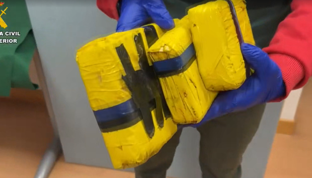 El botín de los agentes, tres fardos de heroina