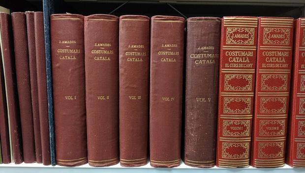 Varios volúmenes del 'Costumari Català' de Joan Amades