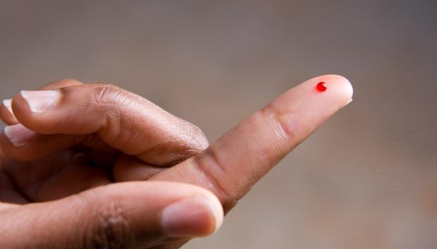 Dedo con gota de sangre