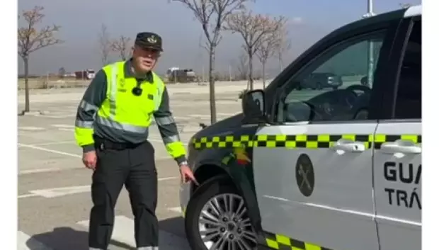 La Guardia Civil suele prestar atención a los neumáticos