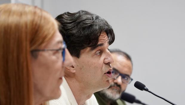 El coordinador de IU en Castilla y León, Juan Gascón, en el centro de la imagen