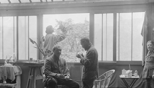 Anna Coleman Ladd y los demás escultores del Atelier des Masques, en el número 70 bis de la rue Notre Dame des Champs.