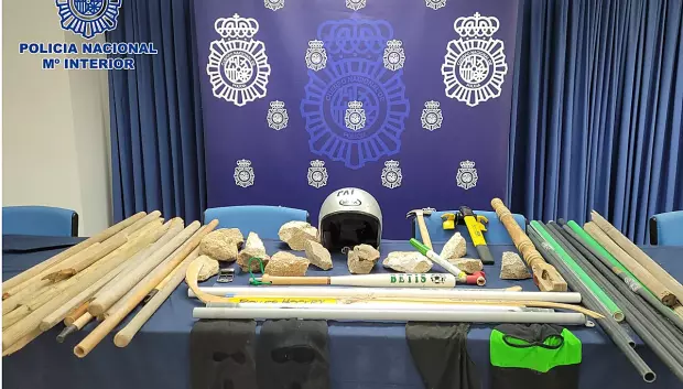 Es habitual que la Policía requise todo tipo de palos