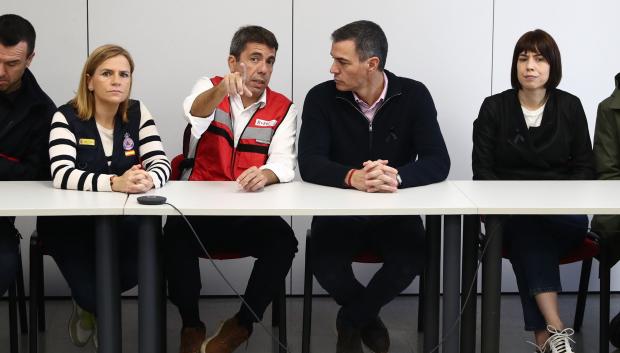 Pedro Sánchez conversa con el presidente de la Generalitat Valenciana, Carlos Mazón, en el CECOPI