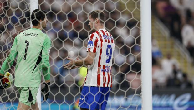 Sorloth y Courtois, durante un momento de la Supercopa de España