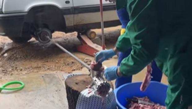 La barra metálica acciona la picadora de carne