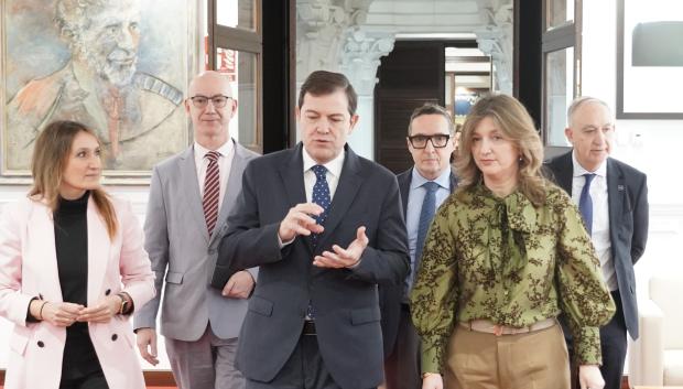 El presidente de la Junta, Alfonso Fernández Mañueco, firma un protocolo de colaboración con las cuatro universidades públicas de la Comunidad.