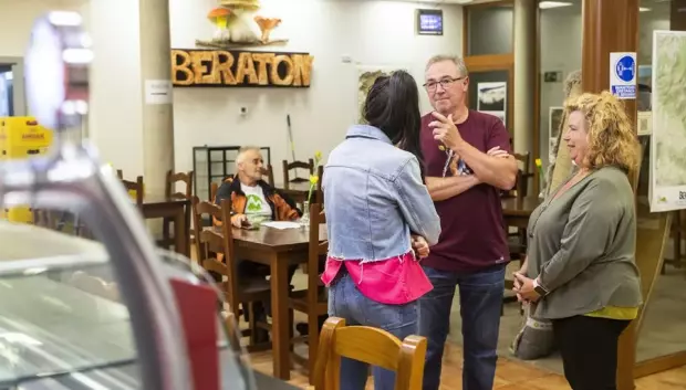 La alcaldesa de Beratón (Soria), Carmen Lapeña, conversando en el bar del pueblo