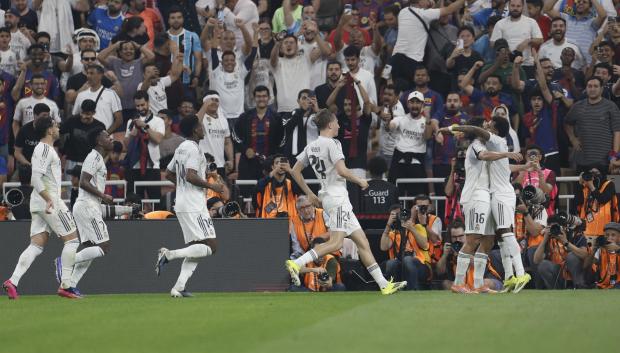 Gonzalo García (2d) celebra junto a sus compañeros tras marcar el 2-2