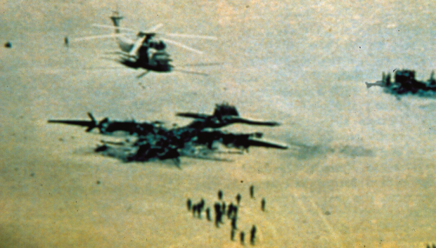 Vista general de los restos del accidente en el campo de aterrizaje Desert One, en Irán