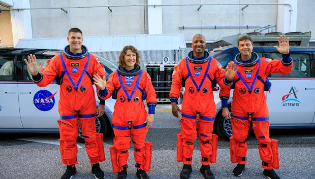 Los miembros de la tripulación de Artemis II (de izquierda a derecha: el astronauta de la CSA o Agencia Espacial Canadiense Jeremy Hansen, y los astronautas de la NASA Christina Koch, Victor Glover y Reid Wiseman)