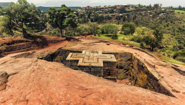Vista en la superficie de la iglesia de San Jorge en Lalibela (Etiopía)