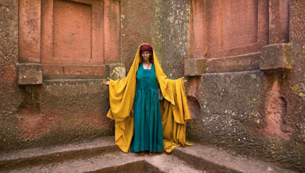 Mujer cristiana ortodoxa etíope rezando en Bete Giyorgis, una de las once iglesias monolíticas talladas en la roca en Lalibela